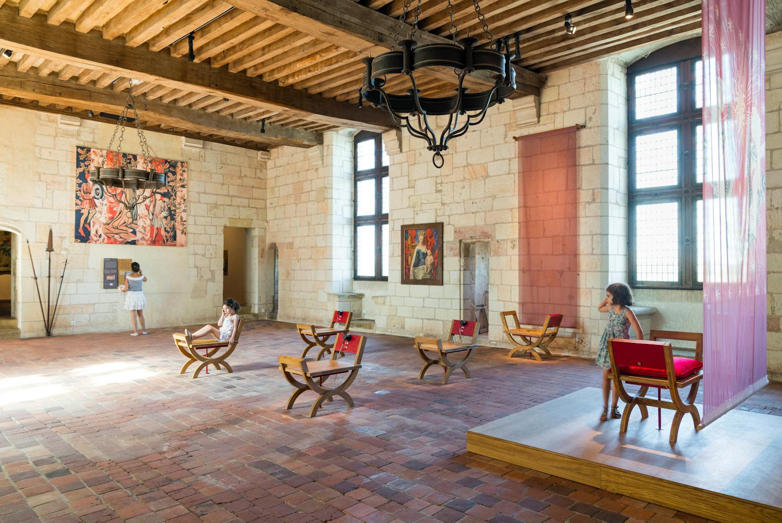 Indre utsikt av Cité royale de Loches med barn