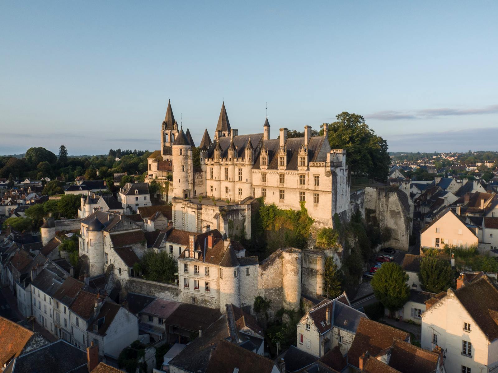 Flygbild över Cité royale de Loches vid solnedgång